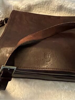 Classic Brown Leather Messenger Bag with Adjustable Shoulder Strap